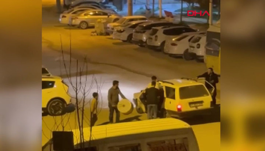 Mardin’de, ramazan davulcusunu durdurup sahurda halay çektiler; o anlar kamerada