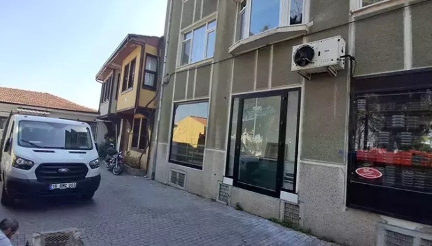 Osmanlı Dönemi tasavvuf aliminin türbesi, 5 katlı binanın altında Osmanlı Dönemi tasavvuf aliminin türbesi, 5 katlı binanın altında