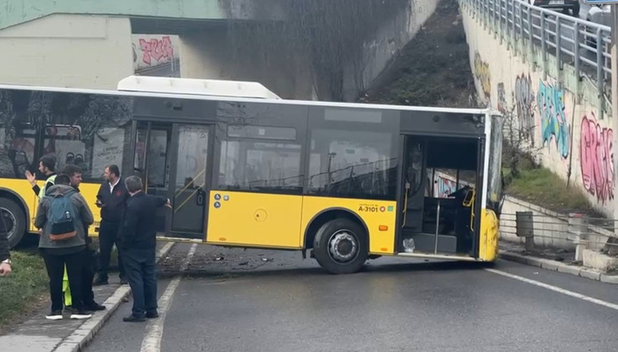 Karaköyde İETT otobüsü kaza yaptı, yol trafiğe kapandı