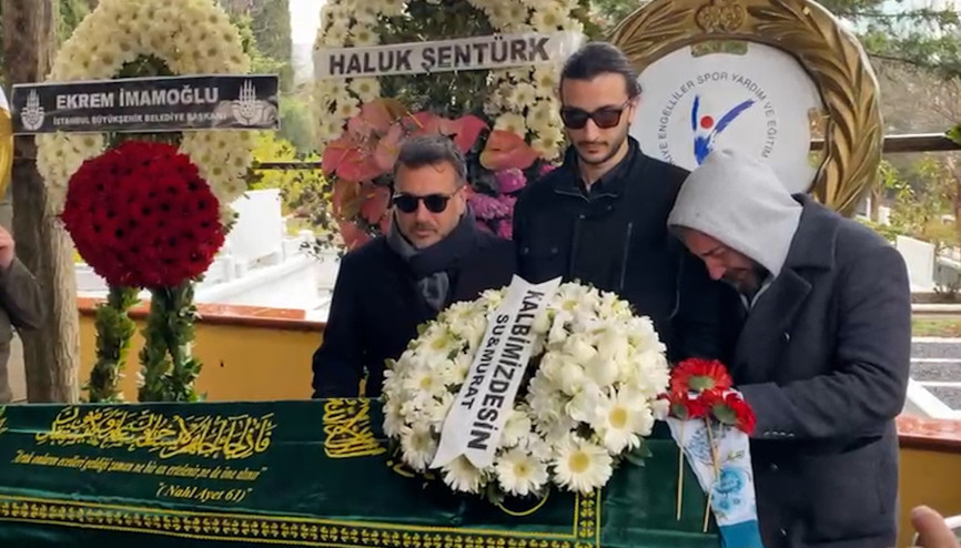 En zor görev, gözyaşlarını tutamadılar... Tanyelinin tabutunu eşi ve oğlu taşıdı En zor görev, gözyaşlarını tutamadılar... Tanyelinin tabutunu eşi ve oğlu taşıdı