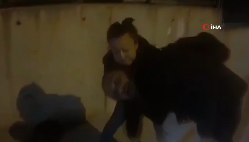 Genç kadından erkek arkadaşına sokak ortasında dayak