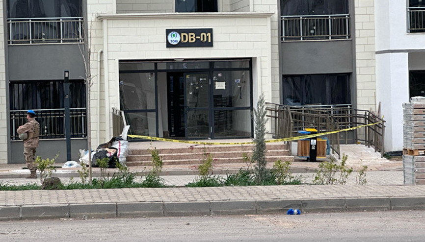 Diyarbakırda korkunç cinayet Dini nikahla birlikte yaşadığı kadının yeğenleri tarafından öldürüldü... 7 kişi gözaltında Diyarbakırda korkunç cinayet Dini nikahla birlikte yaşadığı kadının yeğenleri tarafından öldürüldü... 7 kişi gözaltında