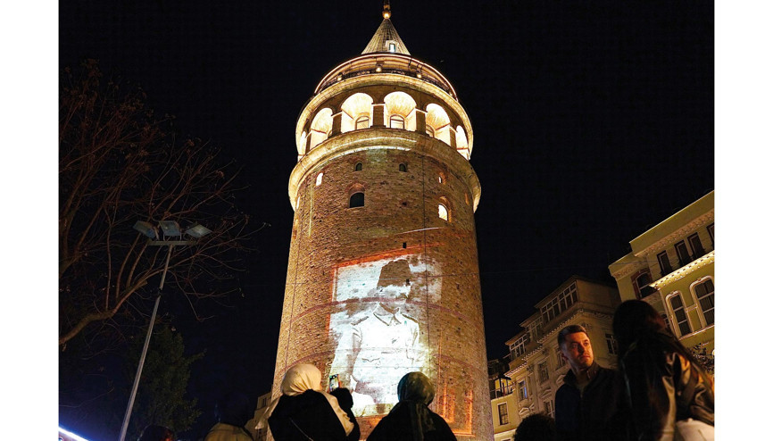 Galata’da zafer renkleri