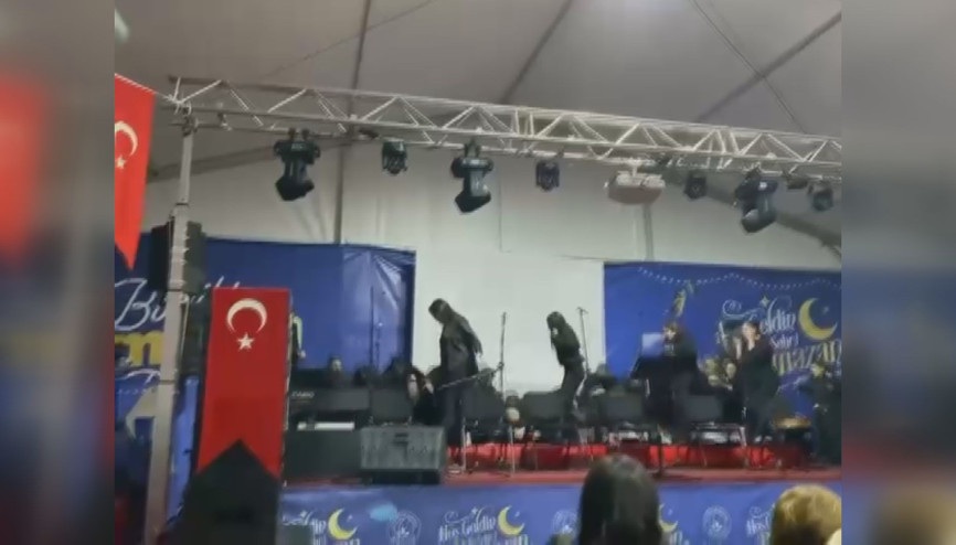 Ramazan etkinliğinde korkutan anlar... Sahne çöktü: 4 yaralı