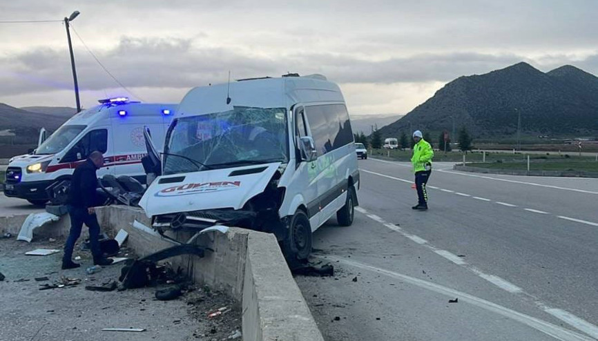 İşçileri taşıyan minibüs, beton bariyere çarptı; 21 yaralı