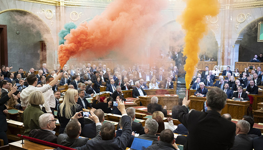 LGBT yasası çıktı, parlamento karıştı
