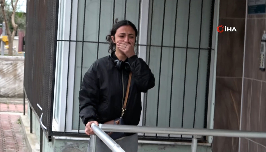 Arkadaşına ulaşamayan genç kız, gözyaşları içinde bekledi Arkadaşına ulaşamayan genç kız, gözyaşları içinde bekledi