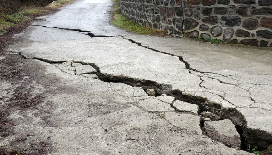 Trabzonda endişelendiren görüntü: Beton yolda derin çatlaklar ve çökmeler oluştu