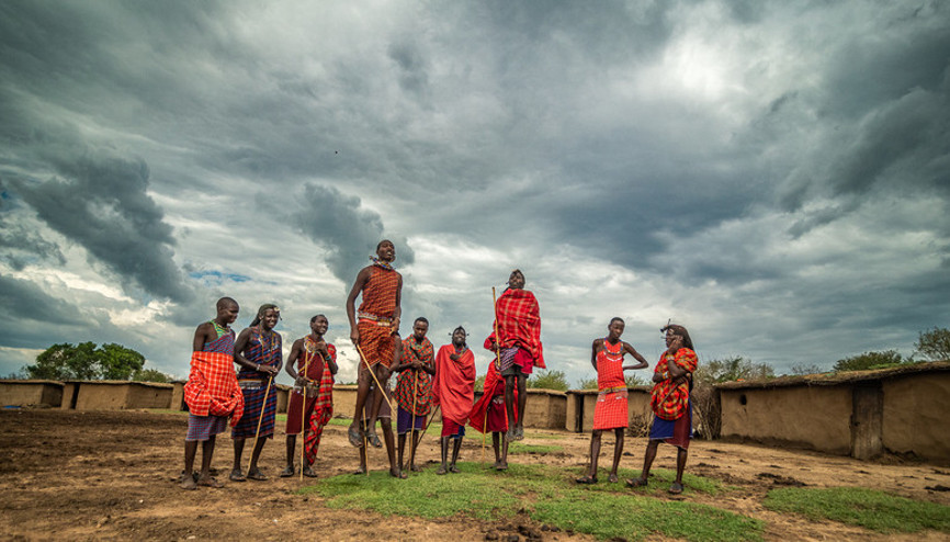 Bugünlerde zıplayan zıplayana… Afrikanın Maasai Kabilesi dansından ilham alarak boylarını uzatmaya çalışıyorlar