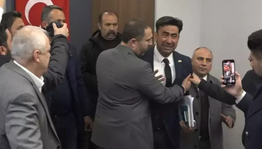 Eski sendika başkanı yeniden aday olamayınca gözyaşı döktü