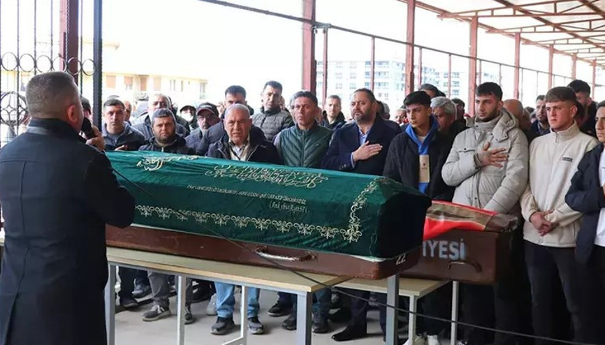 İzmir’de tamir ettikleri çatıdan düşerek ölen baba ile oğul defnedildi