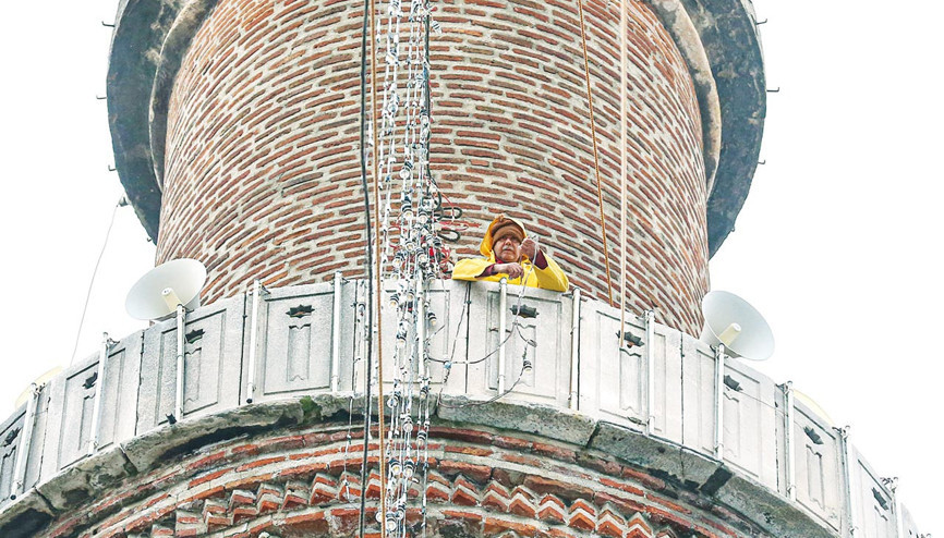 70 metre yükseklikte ‘mahya’ mesaisi