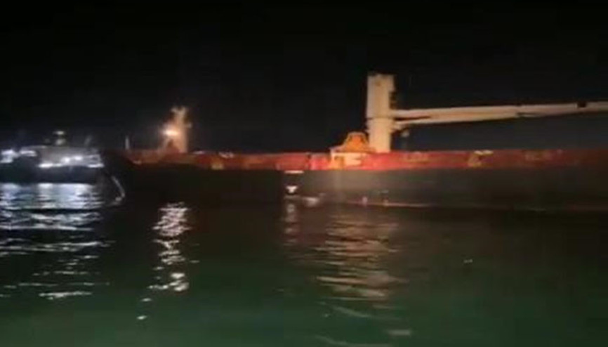 Ahırkapıda yük gemisi karaya oturdu