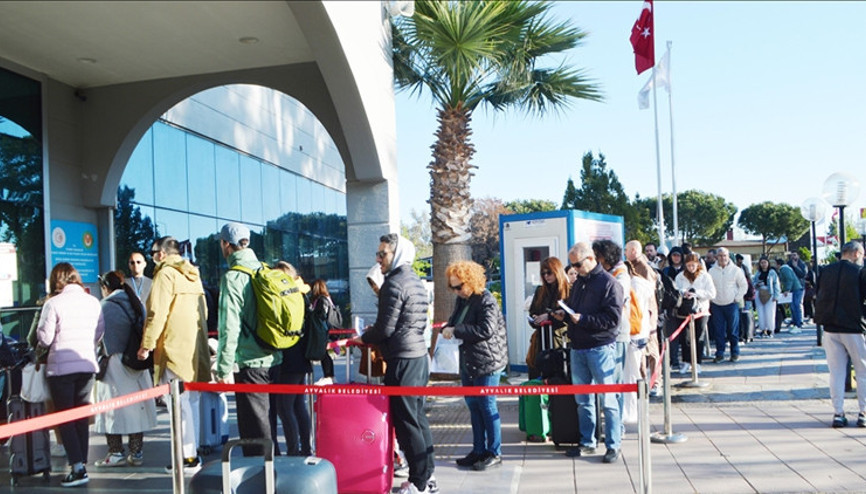 Komşudan dikkat çeken karar Türk vatandaşlarına yönelik adalarda kapıda vize uygulaması 1 yıl uzatıldı
