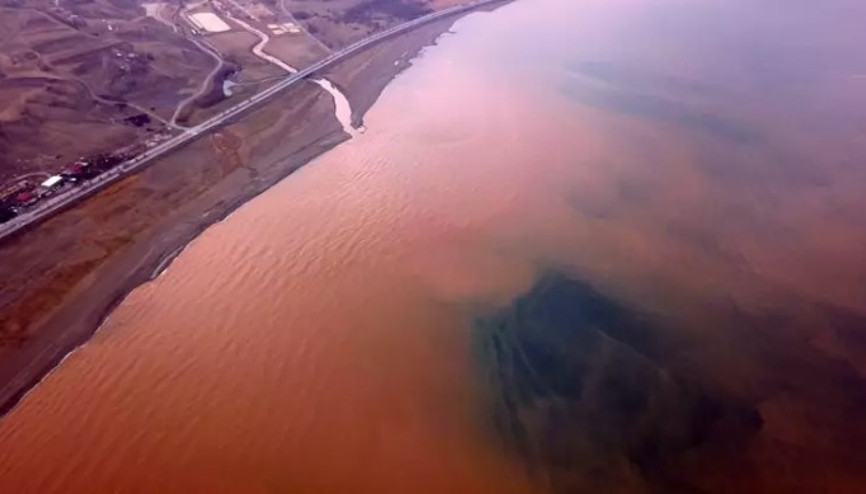 Debisi yükselen dere, Van Gölü kıyılarında renk değişikliğine yol açtı