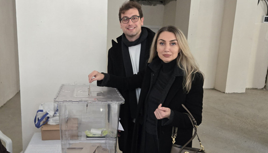 CHPde ön seçim için oy kullanıldı: İmamoğlunun eşi oyunu verdi