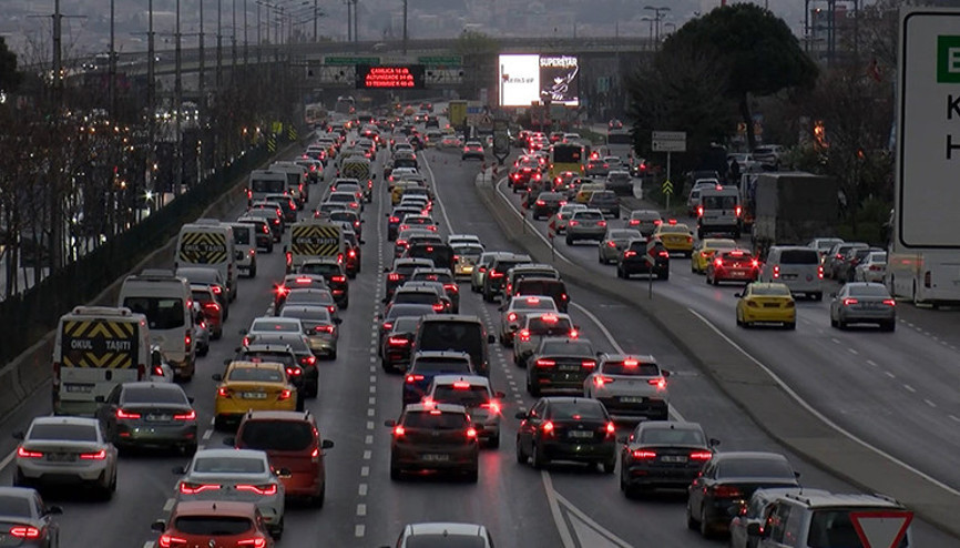 İstanbulda trafik yoğunluğu: Yoğunluk Anadolu Yakasında 71e ulaştı
