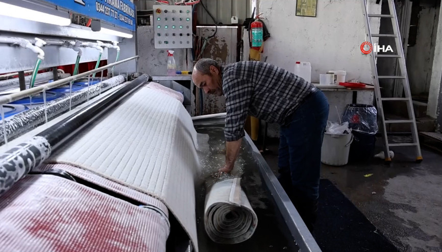 Depremin üzerinden 2 yıl geçti... Yıkamacıda kalan halılar, sahiplerinin hayrına ihtiyaç sahiplerine verildi