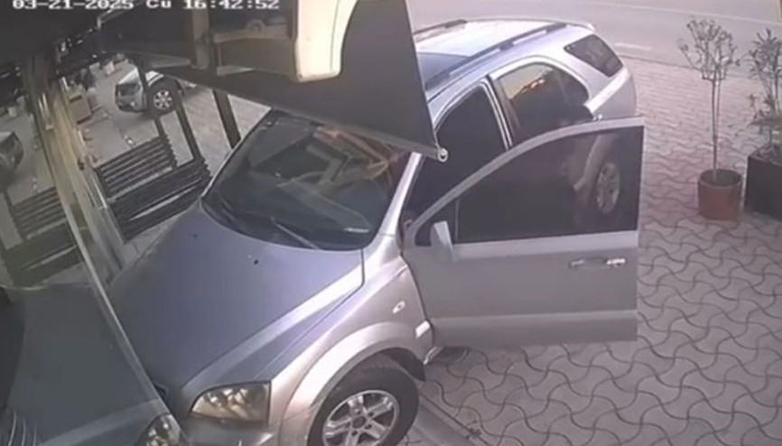 Kiracı zammı kabul etmeyince gözü döndü, otomobiliyle içeri daldı