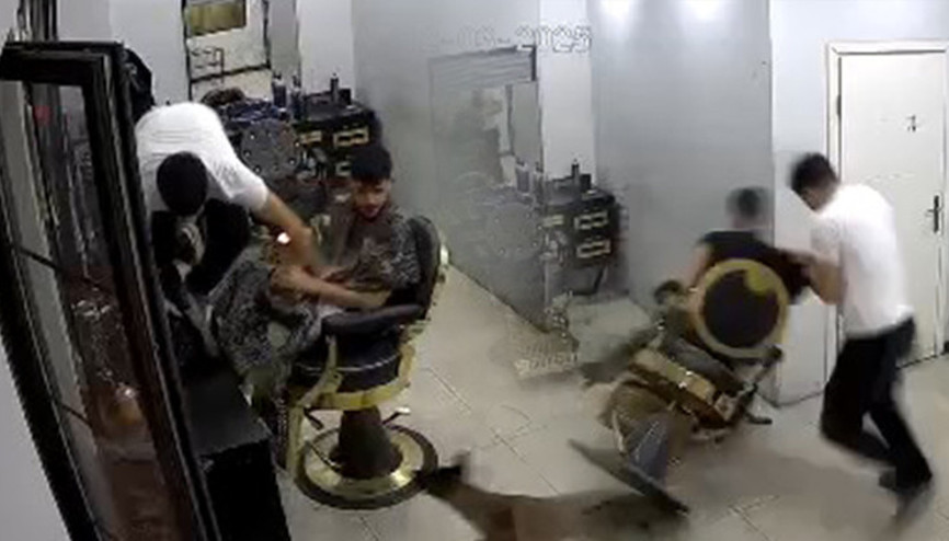 Traş sırasında büyük şok yaşadılar: Berber tezgaha çıkmaya çalıştı, müşteri koltuktan fırlayıp kaçtı