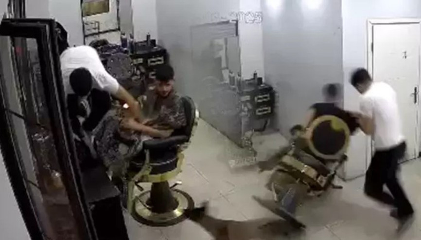 Müşteriye ait köpek, kuaförde tedirginliğe neden oldu: O anlar kamerada