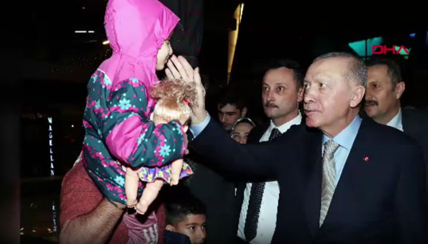 Cumhurbaşkanı Erdoğan, gençlerle kafede bir araya geldi