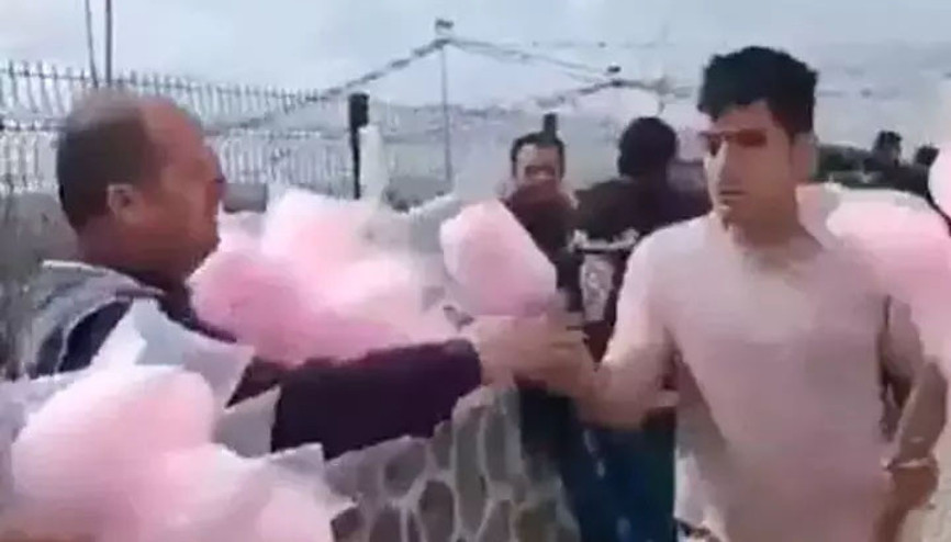Bakan Yerlikayadan pamuk şeker dağıtan iki polis memuruna tebrik: Sizlerle iftihar ediyorum