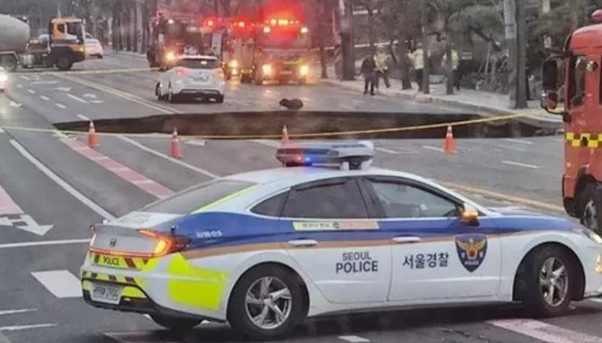 Güney Kore’deki otoyolda oluşan dev çukur hareket halindeki motosikleti yuttu Güney Kore’deki otoyolda oluşan dev çukur hareket halindeki motosikleti yuttu