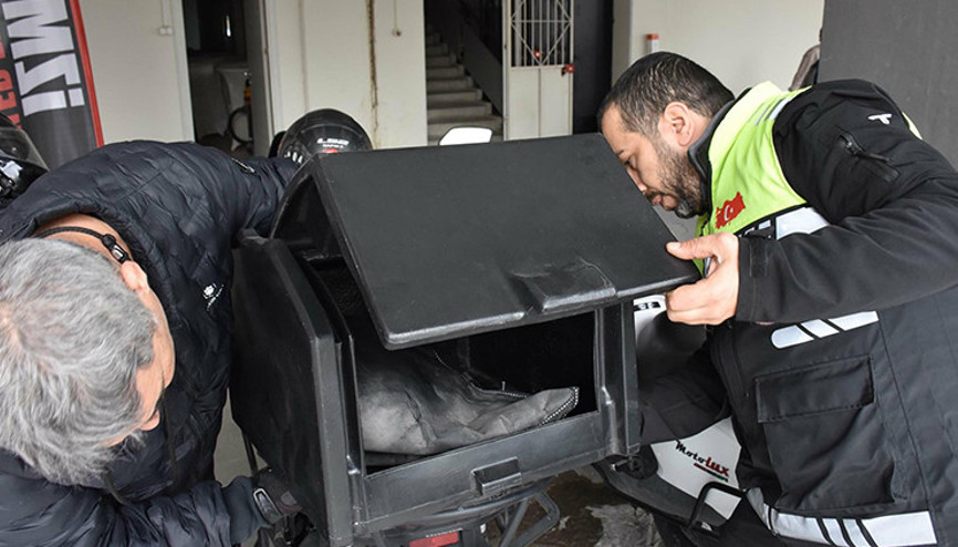Motosikletli kuryeler taşıma çantalarını söküyor... 16 bin meslektaşımız mağdur, siparişi elinde taşıyorlar