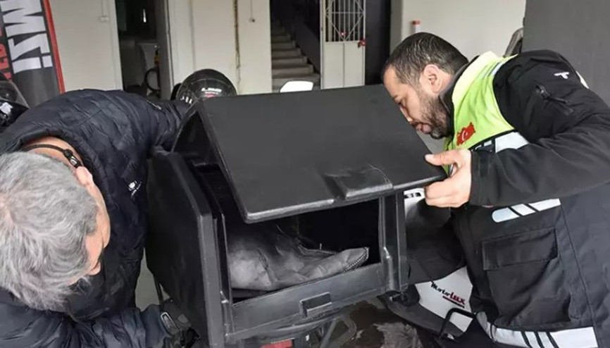Motosikletli kuryeler, taşıma çantalarını sökmek zorunda kalıyor