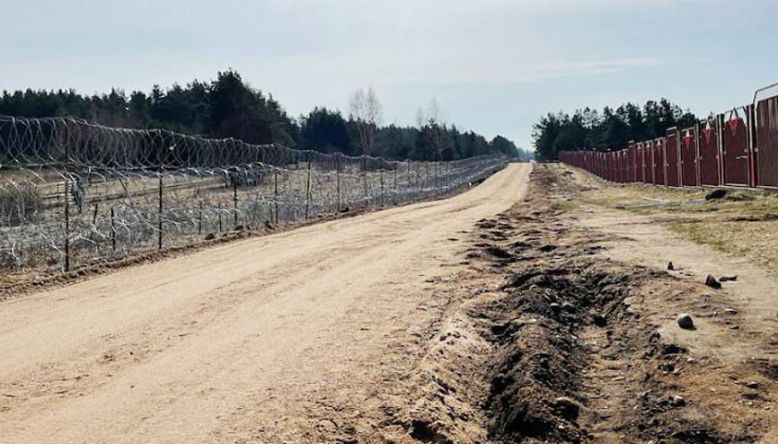 Çelik duvarı kesip sınırı geçtiler