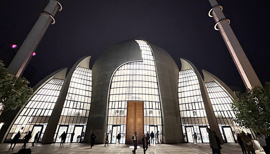 Bu gece Kadir Gecesi... ‘Kim inanarak ve sevabını Yüce Allah’tan umarak...’