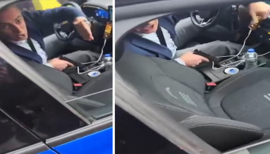 Trafik magandası, tartıştığı motosikletliyi silah çekip tehdit etti O anlar böyle görüntülendi Trafik magandası, tartıştığı motosikletliyi silah çekip tehdit etti O anlar böyle görüntülendi