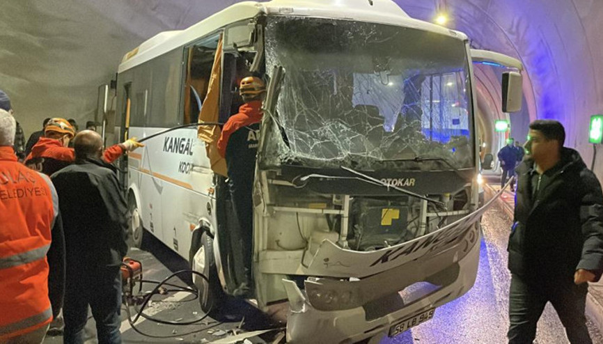 Sivasta midibüs ile TIR çarpıştı: 14 yaralı