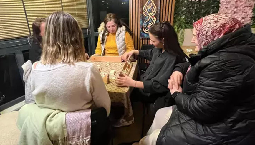 Bursada Kadınlar Kahvehanesine yoğun ilgi... Birbiriyle tanışıp dertleşiyorlar