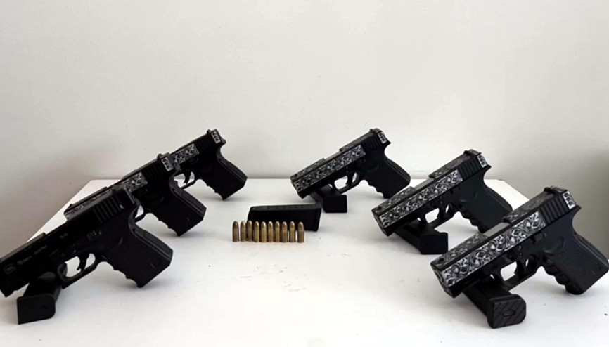 Otomobilinde 6 tabanca ele geçirilen şüpheli tutuklandı Otomobilinde 6 tabanca ele geçirilen şüpheli tutuklandı