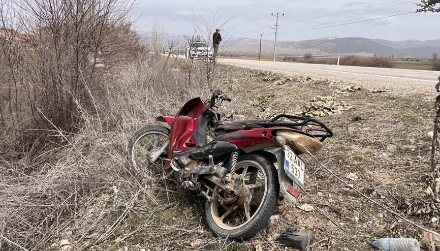 Motosiklet yayaya çarptı: 3 yaralı