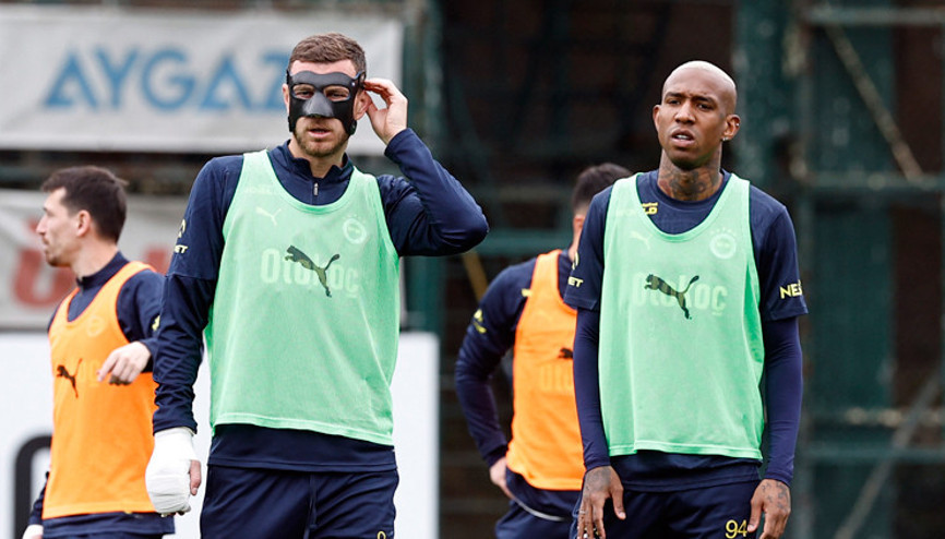 Fenerbahçede Edin Dzeko idmana maskeyle katıldı