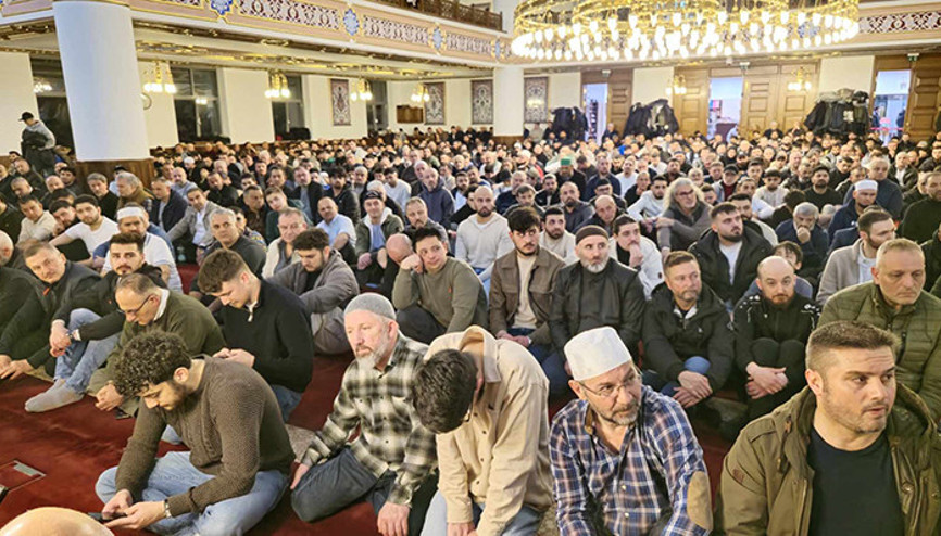 Almanya’da Kadir gecesi coşkusu: Camiler doldu taştı