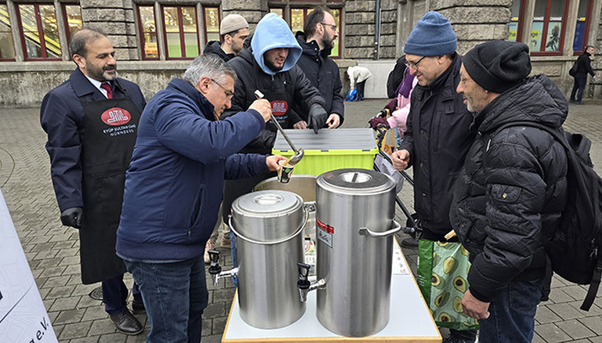 DİTİB’li gençler çorba dağıttı