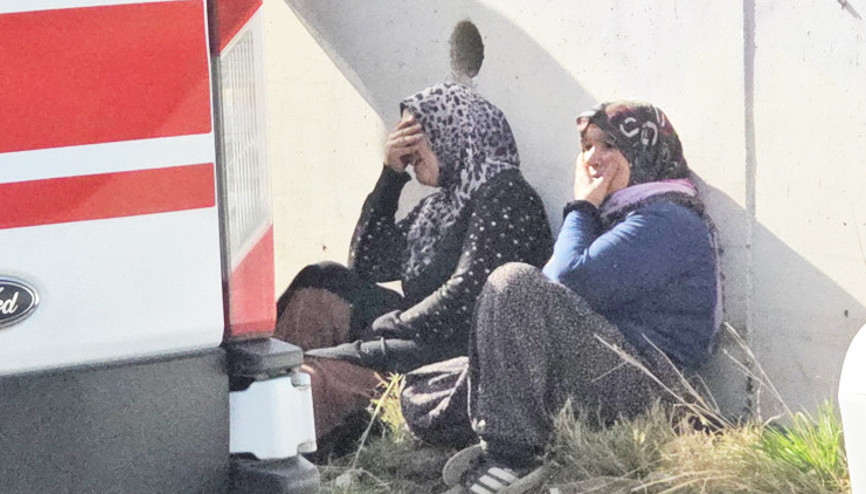 Şakalaştığı arkadaşlarının yola ittiği öğrenci, servis minibüsünün altında kaldı