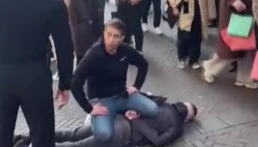 Hollandadaki bıçaklı saldırganı turist yakaladı