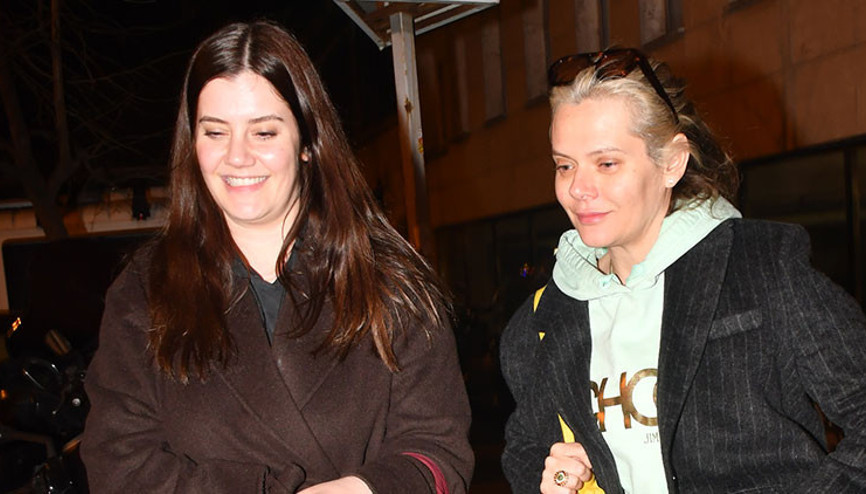 Semtimizde kız kıza dolaşıyoruz