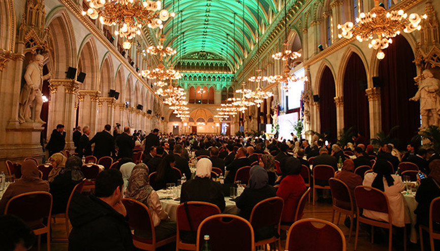 Viyana Belediye Sarayı’nda iftar sofrası