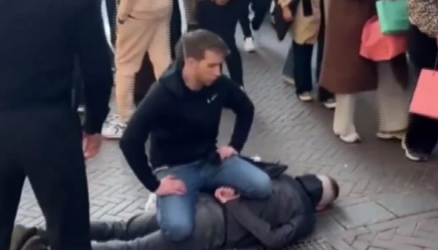 Amsterdam’daki bıçaklı saldırganın yakalanma anı ortaya çıktı