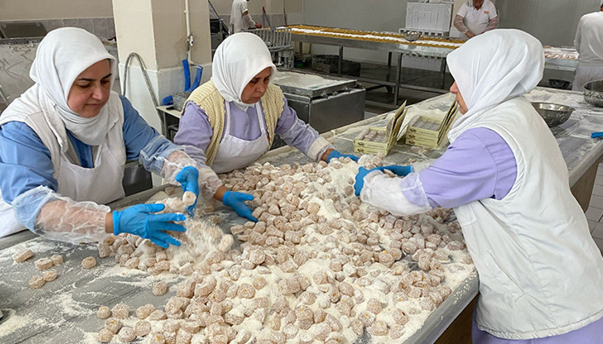 Bayram tatillerinde bu ilçede ziyaretçi patlaması yaşanıyor Gelen almadan gitmiyor: İmalathaneler harıl harıl çalışıyor