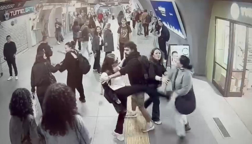 Gayrettepe metrobüs istasyonunda akılalmaz kavga: Birbirlerine tekme tokat saldırdılar... Hıncını alamayıp bir daha saldırınca merdivenlerden düştü