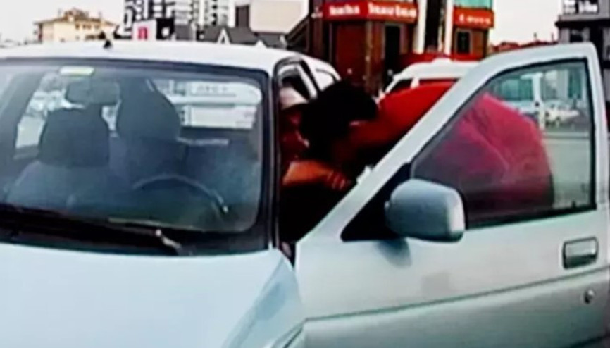 Kavşakta aracına arkadan çarpan şoförün elini öptü... O anlar kamerada