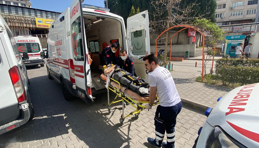 Otomobil, park halindeki TIRa çarptı; 5 yaralı