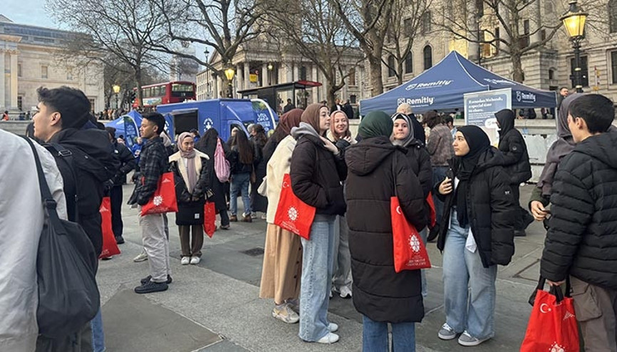 Londranın ünlü Trafalgar Meydanında Türkiye temalı iftar programı düzenlendi Londranın ünlü Trafalgar Meydanında Türkiye temalı iftar programı düzenlendi